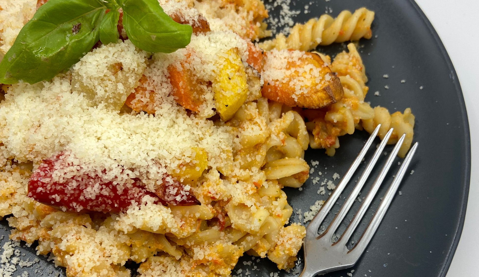 Těstoviny s omáčkou z pečené zeleniny a cottage sýru