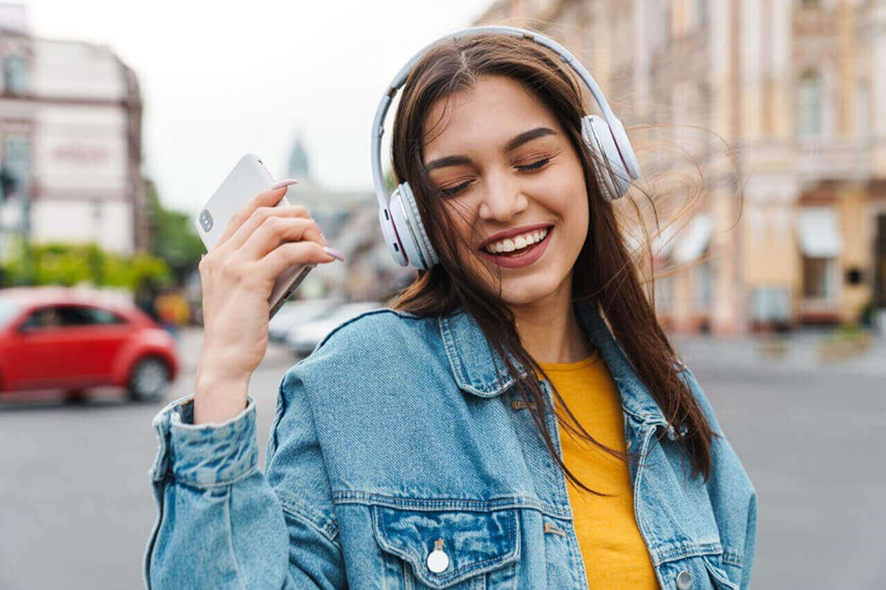 Dívka s bezdrátovými bluetooth sluchátky