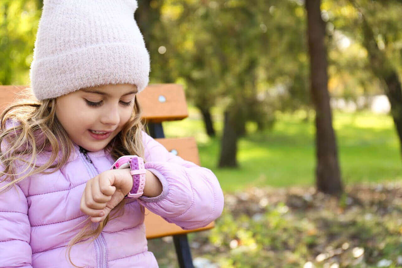Malá dívka se smart hodinkami