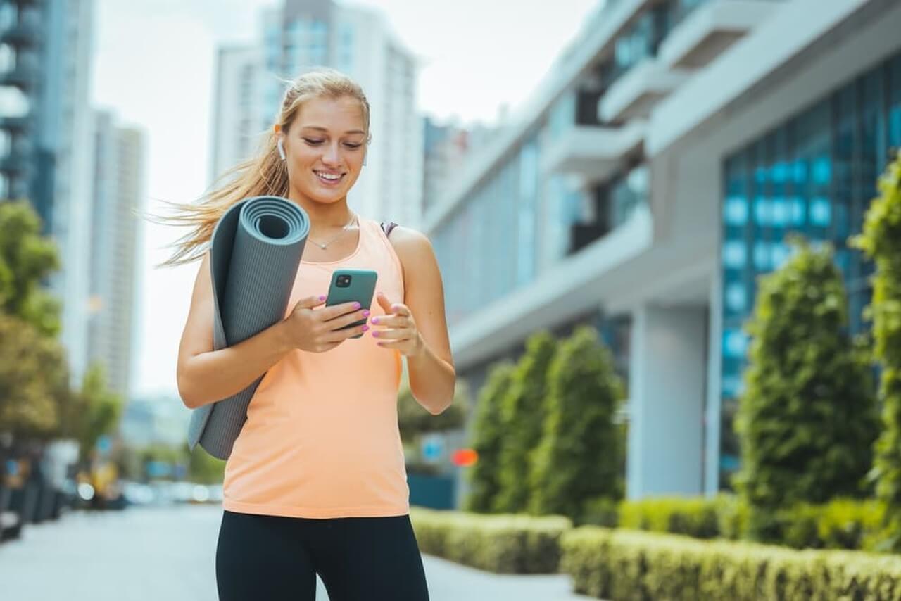 Žena s bluetooth sluchátky na sport