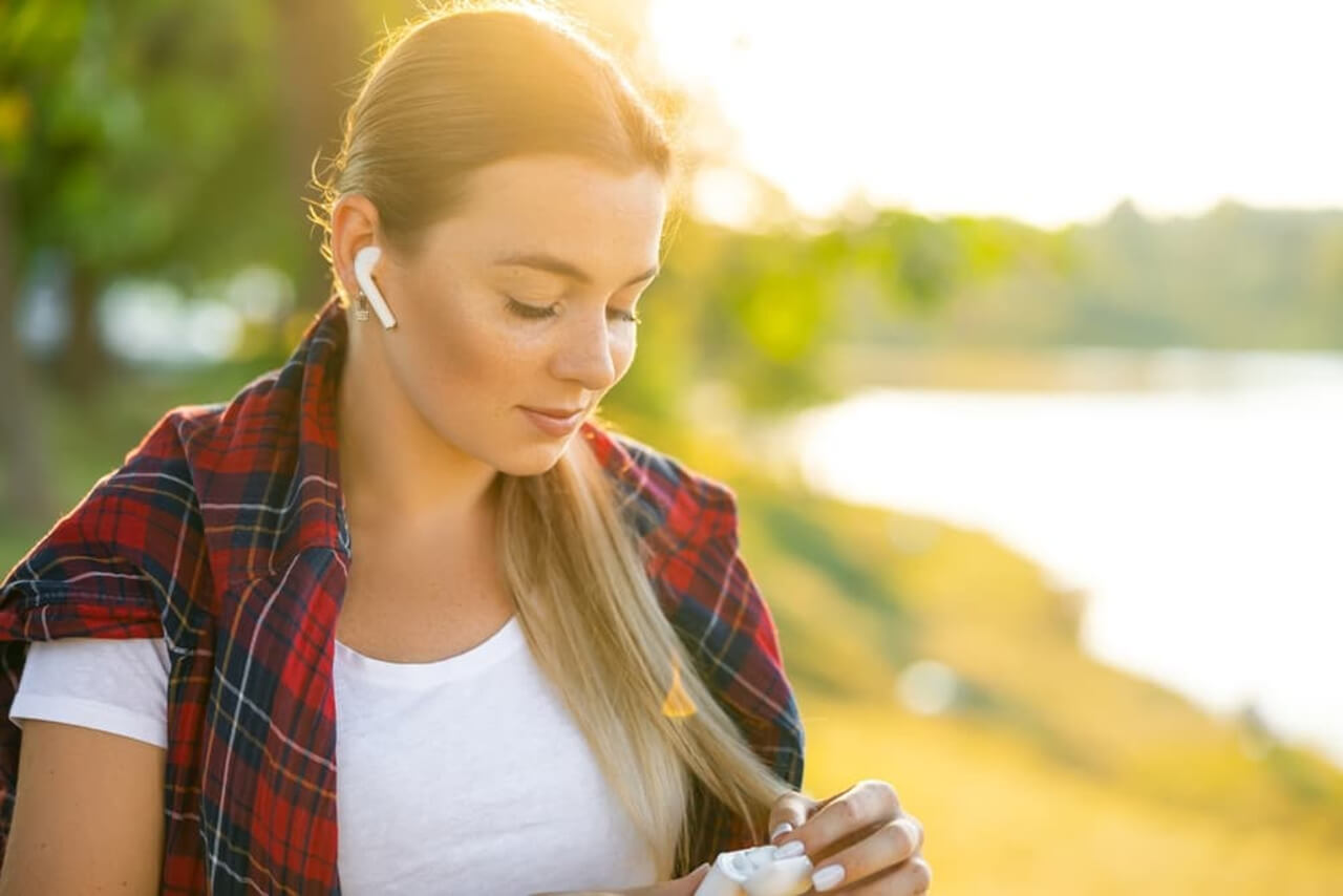 Žena s bluetooth sluchátky