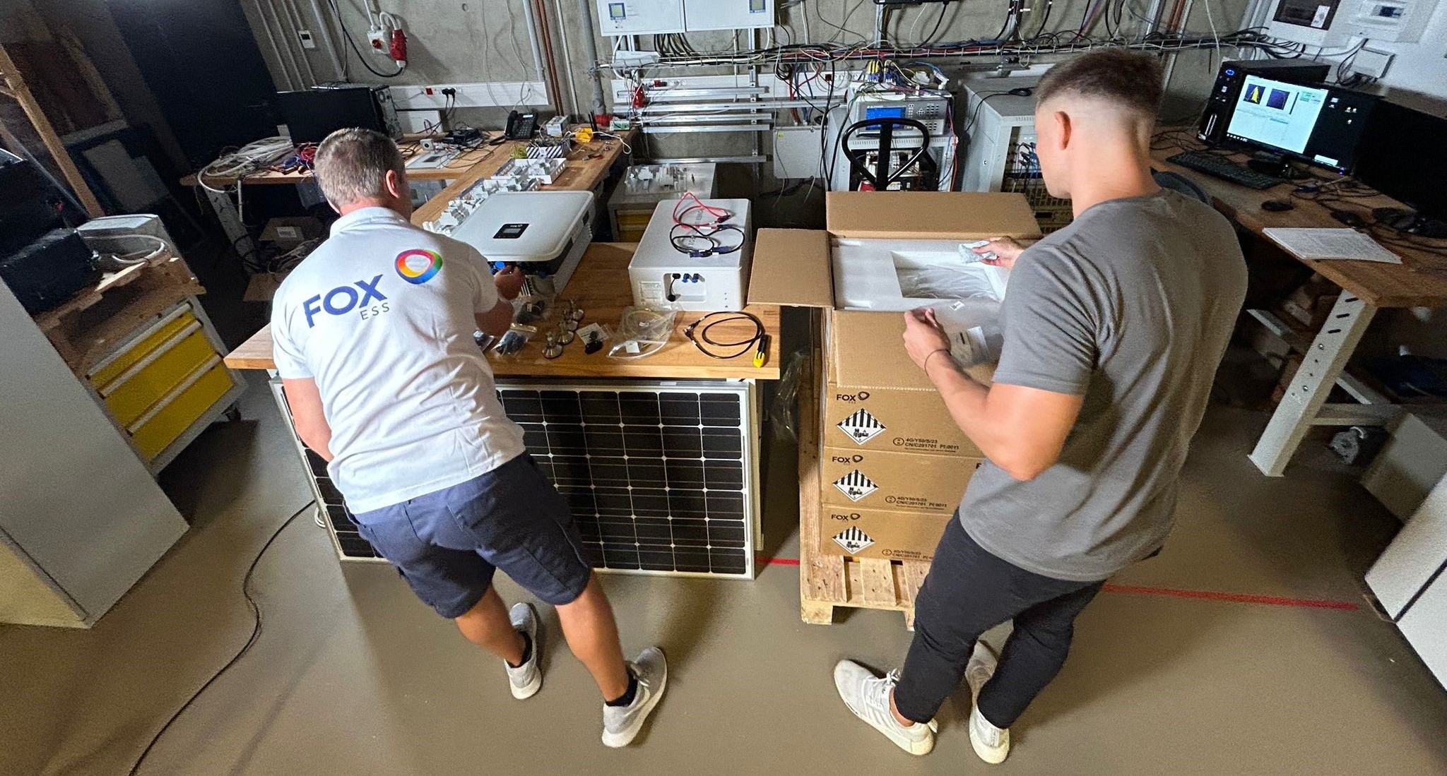 Test hybridního asymetrického střídače H3-10.0-E od značky Fox ESS. Obstál před experty ČVUT?