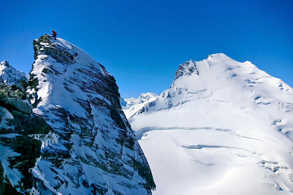 Pod vrcholem Nadelhornu. V pozadí Dom (4545 m)