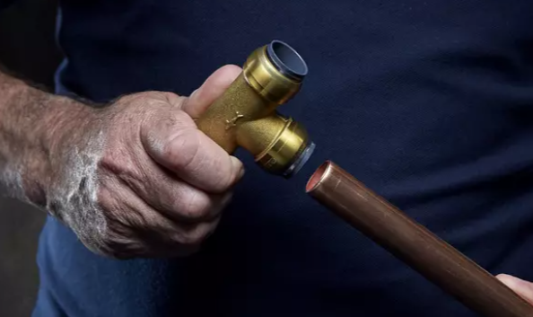 Co je to push-fit spojení a jak ho efektivně využít v různých potrubních systémech?