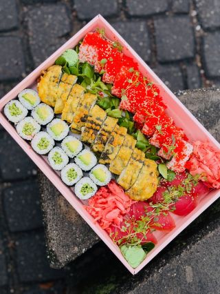 Vyskúšajte túto úžasnú kombinácia chutí zabalenú v jednej krabičke 🤤 Tobiko roll, Shogun roll, maki avokádo, maki uhorka a...