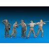 120946 2 german tank crew at work special edition 1 35 miniart