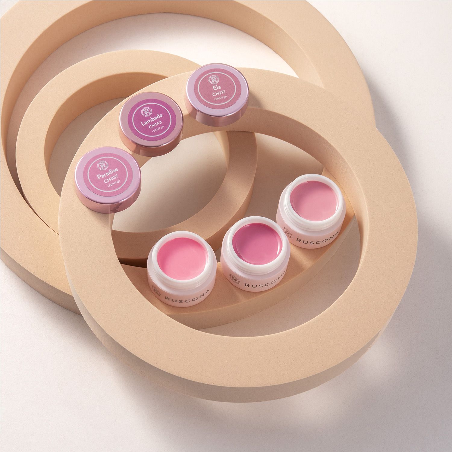 Tout sur les matériaux pour les ongles, troisième partie. Sur le modelage des ongles sans limage, l'application de la couleur et les gels de finition.