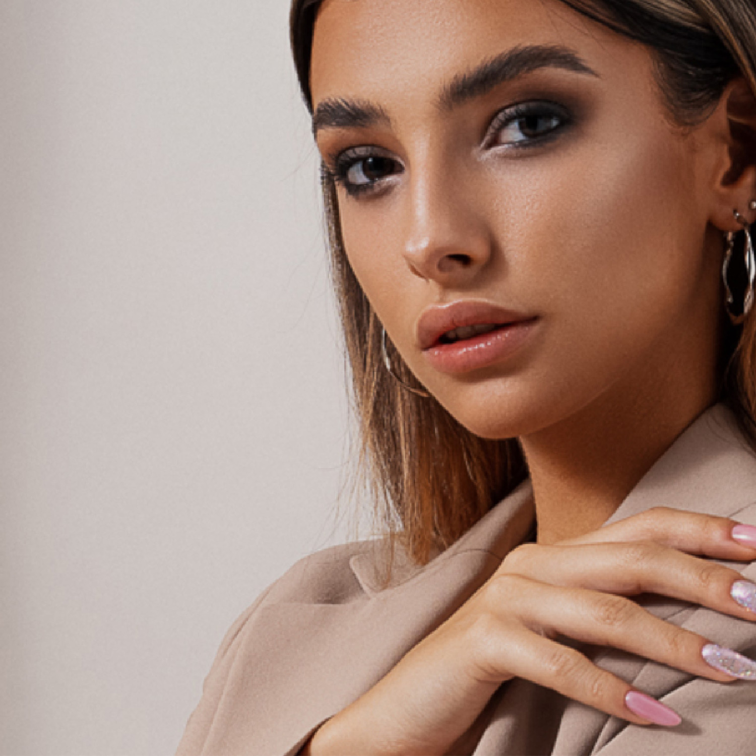 Ici, on s'occupe des ongles. Réseau social unique visant à la conception d'ongles.