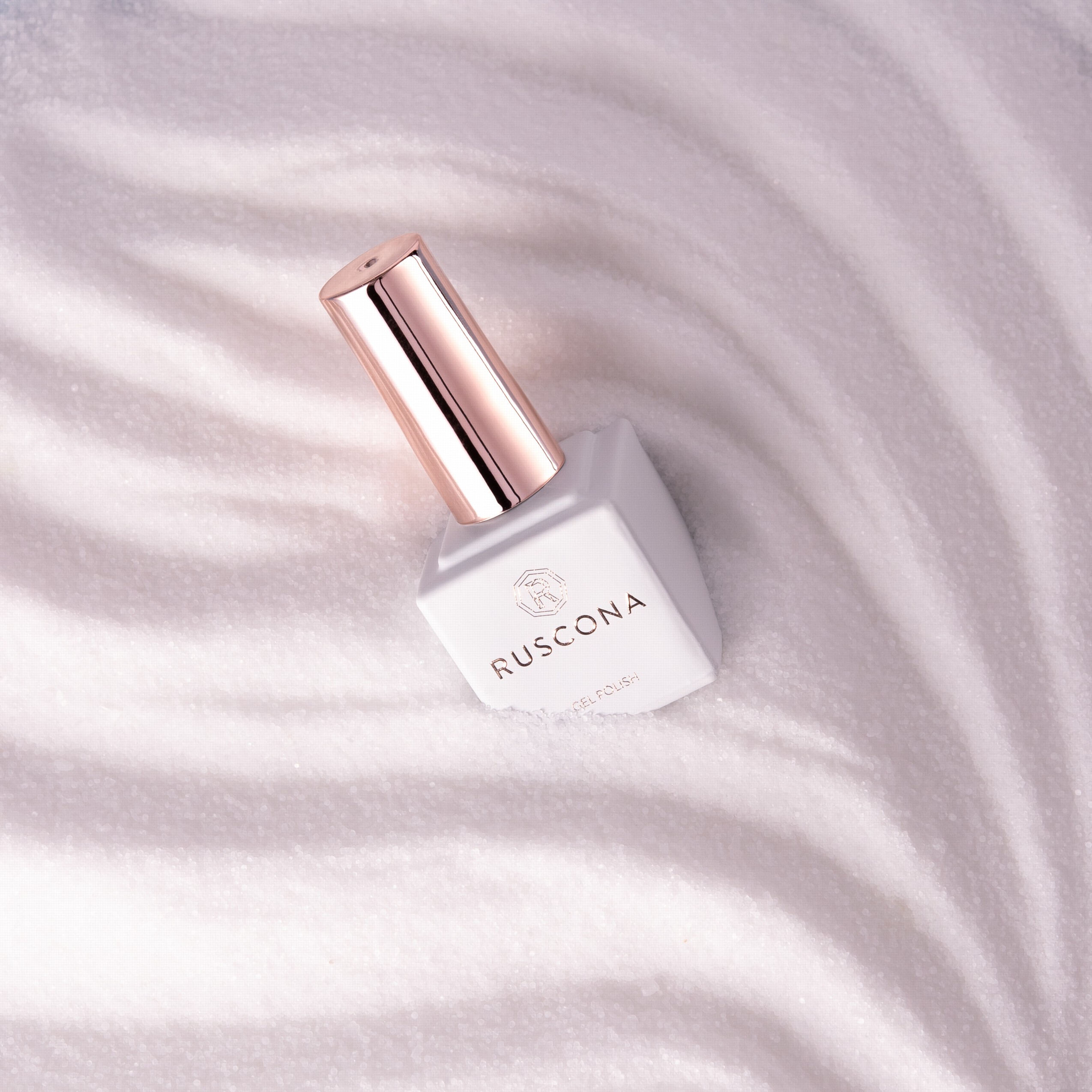 Tout sur les matériaux pour les ongles. Comment les travailler et les combiner ? Aujourd'hui, nous abordons le sujet des liquides, des gels de base et des vernis semi-permanents.