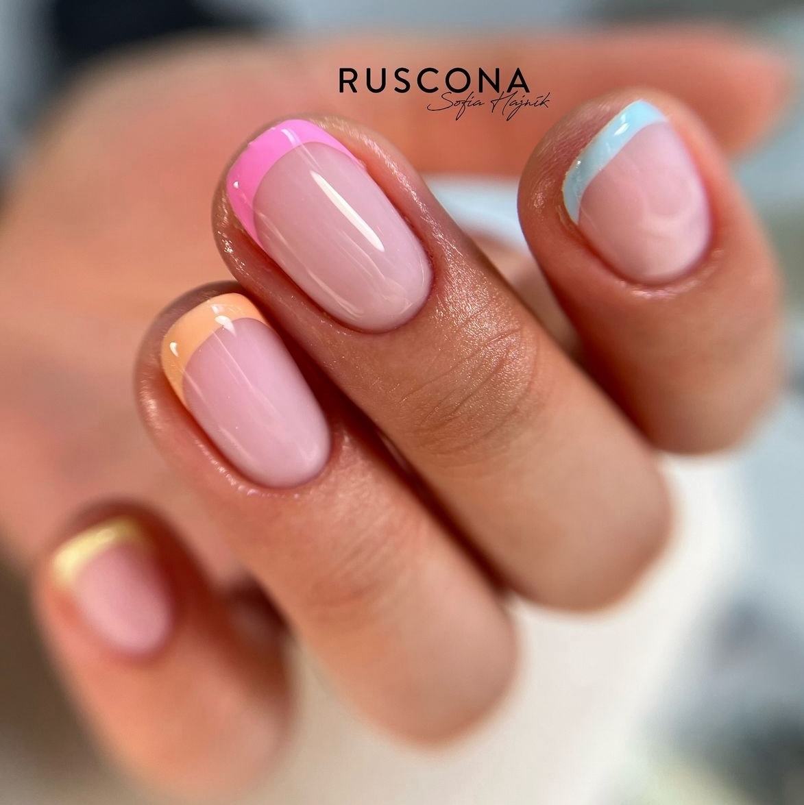 Les ongles en gel courts sont COOL!