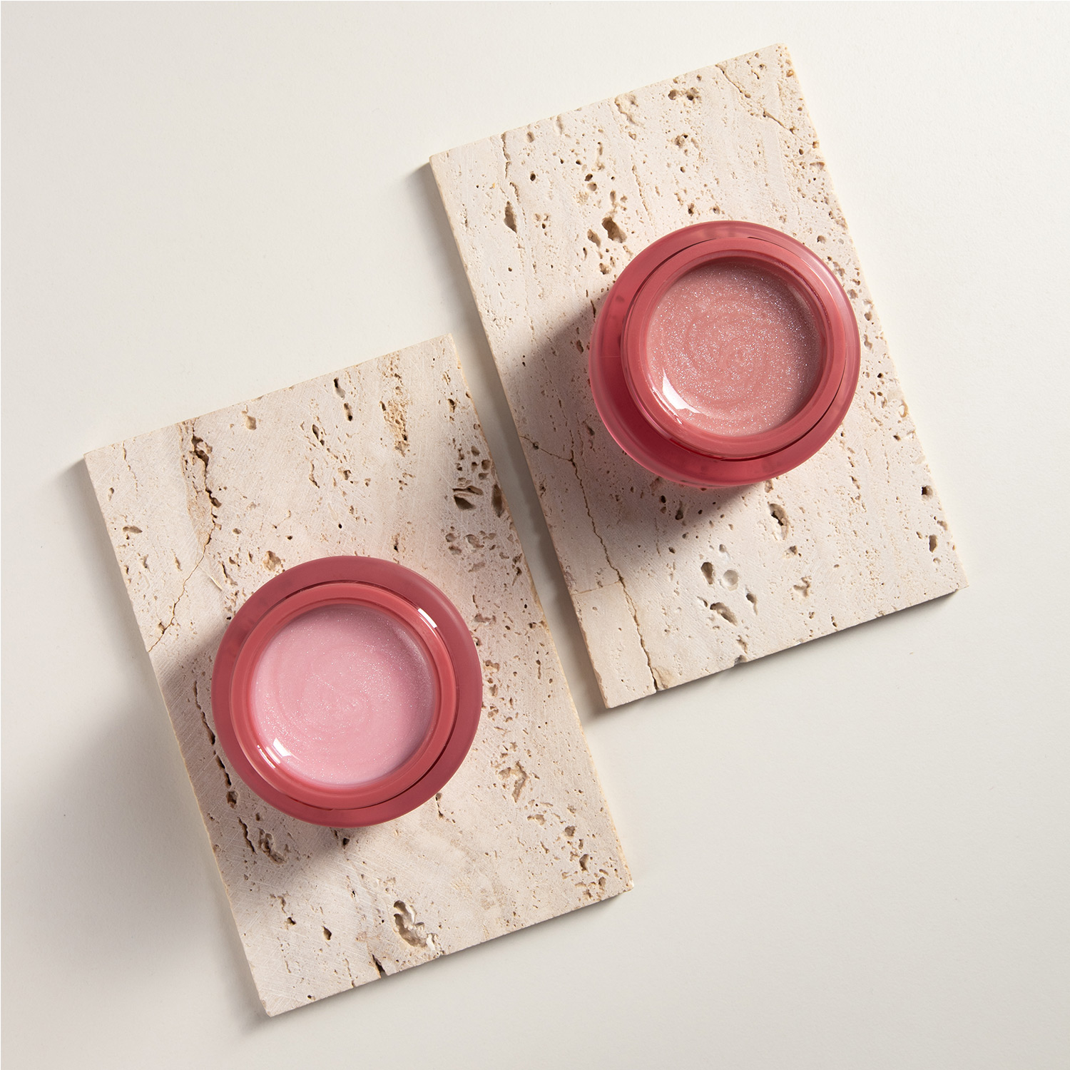 Tout sur les matériaux pour les ongles, deuxième partie. Nous choisissons un gel de construction et nous travaillons avec.