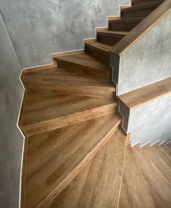 Ukázka realizace - schodiště s vinylovou podlahou BUKOMA PREMIUM CLICK Dub Přírodní