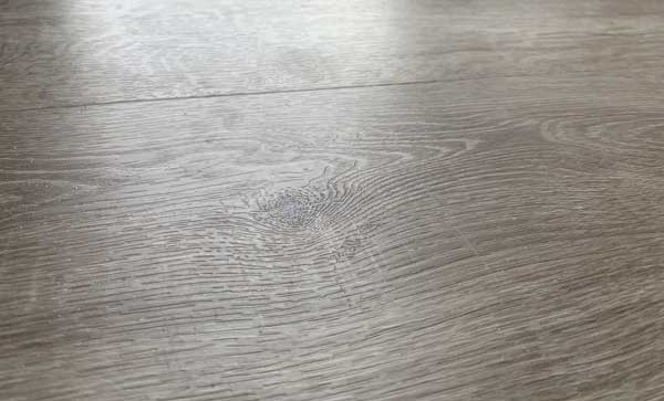 Detail struktury povrchu vinylové podlahy Bukoma Premium Click Dub Barfold