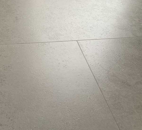 Vinylova-podlaha-BUKOMA-STONE-CLICK-XL-beton-kamen-svetly-detail-povrchu