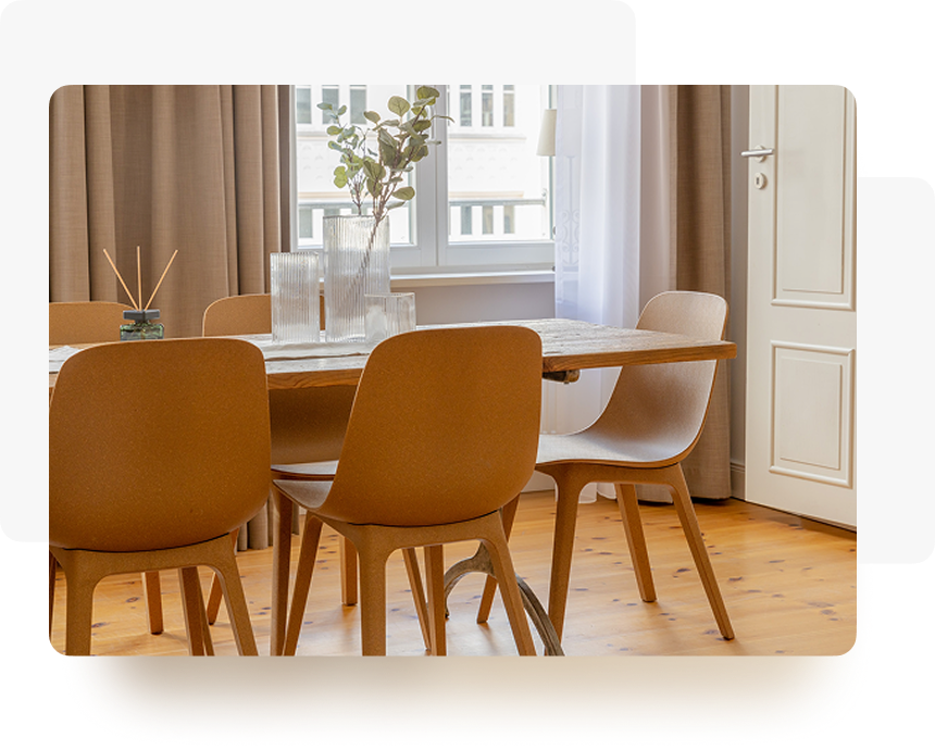 Jídelní dřevěný stůl