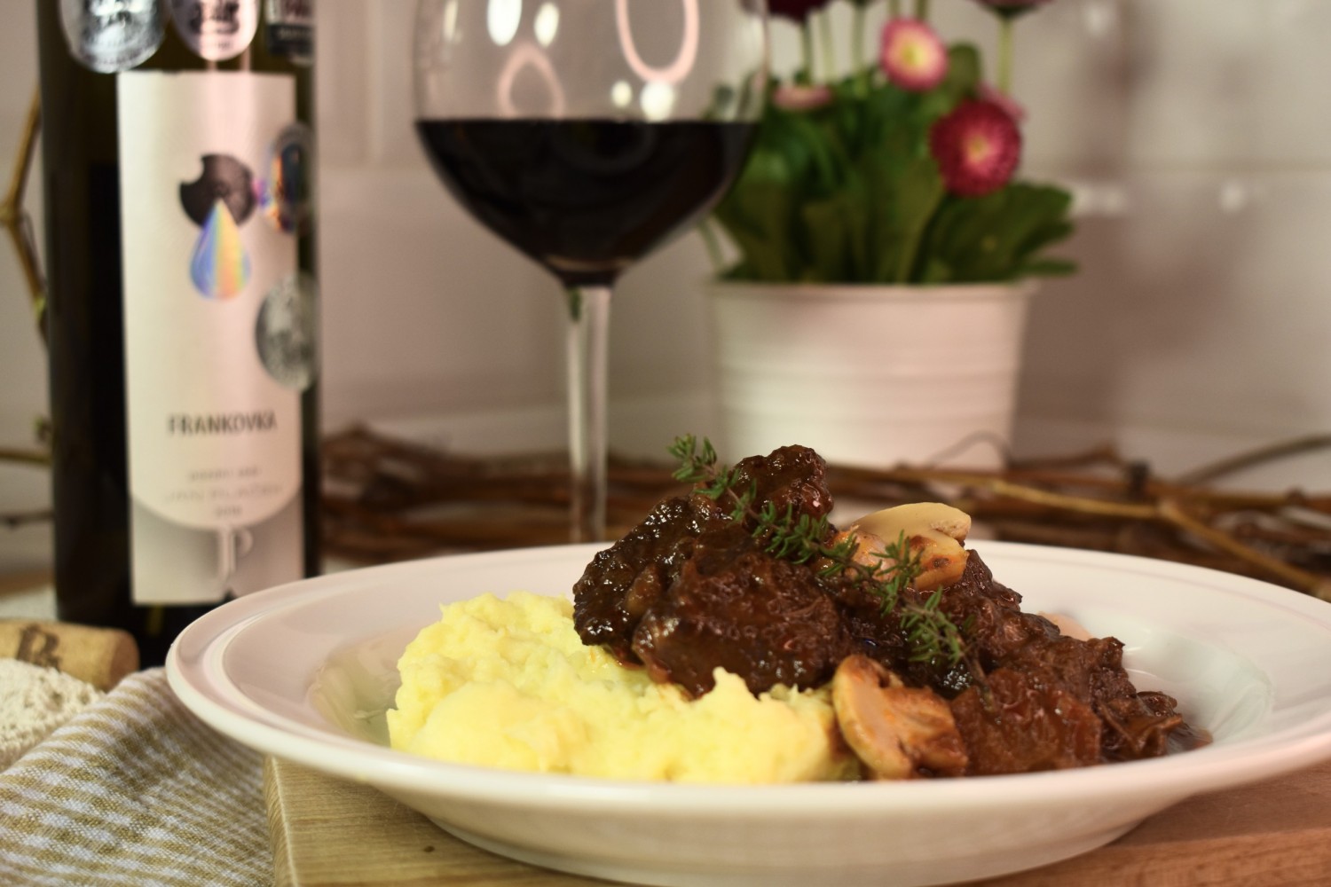 Hovezi-na-cervenem-vine-po-Burgundsku