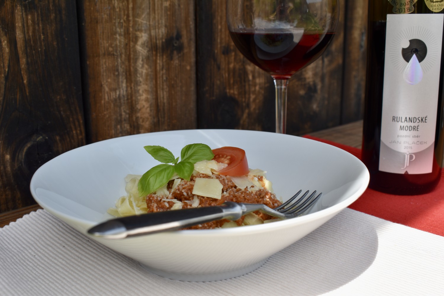 bolonske-ragu-s-cervenym-vinem