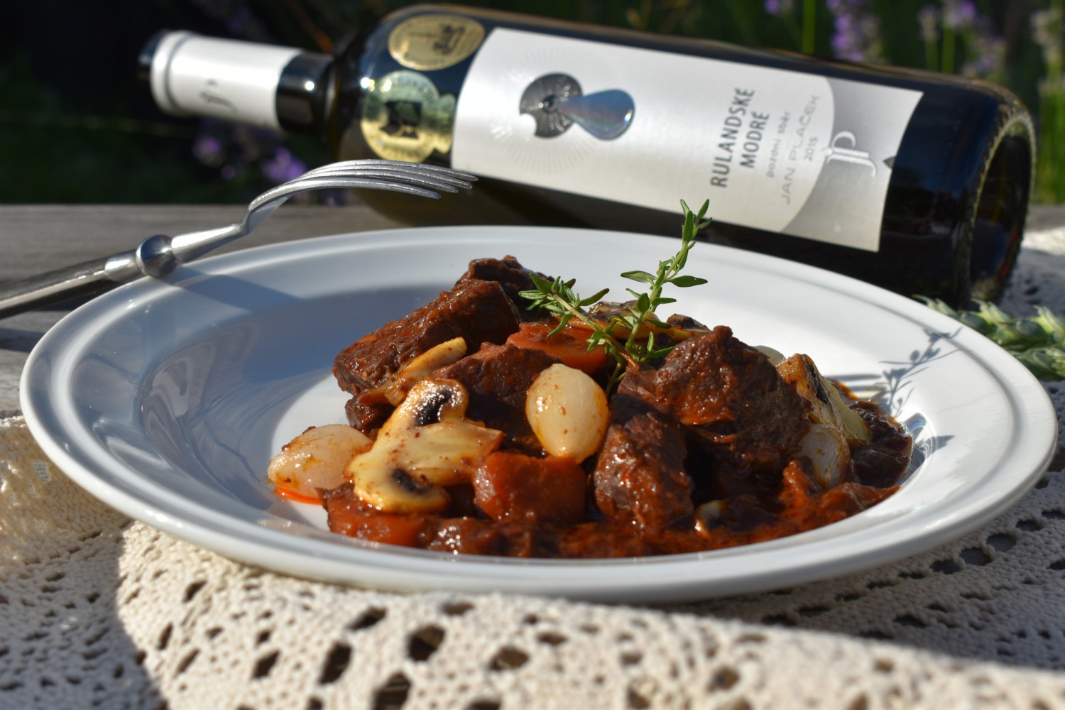 Hovezi-po-Burgundsku-a-cervene-vino