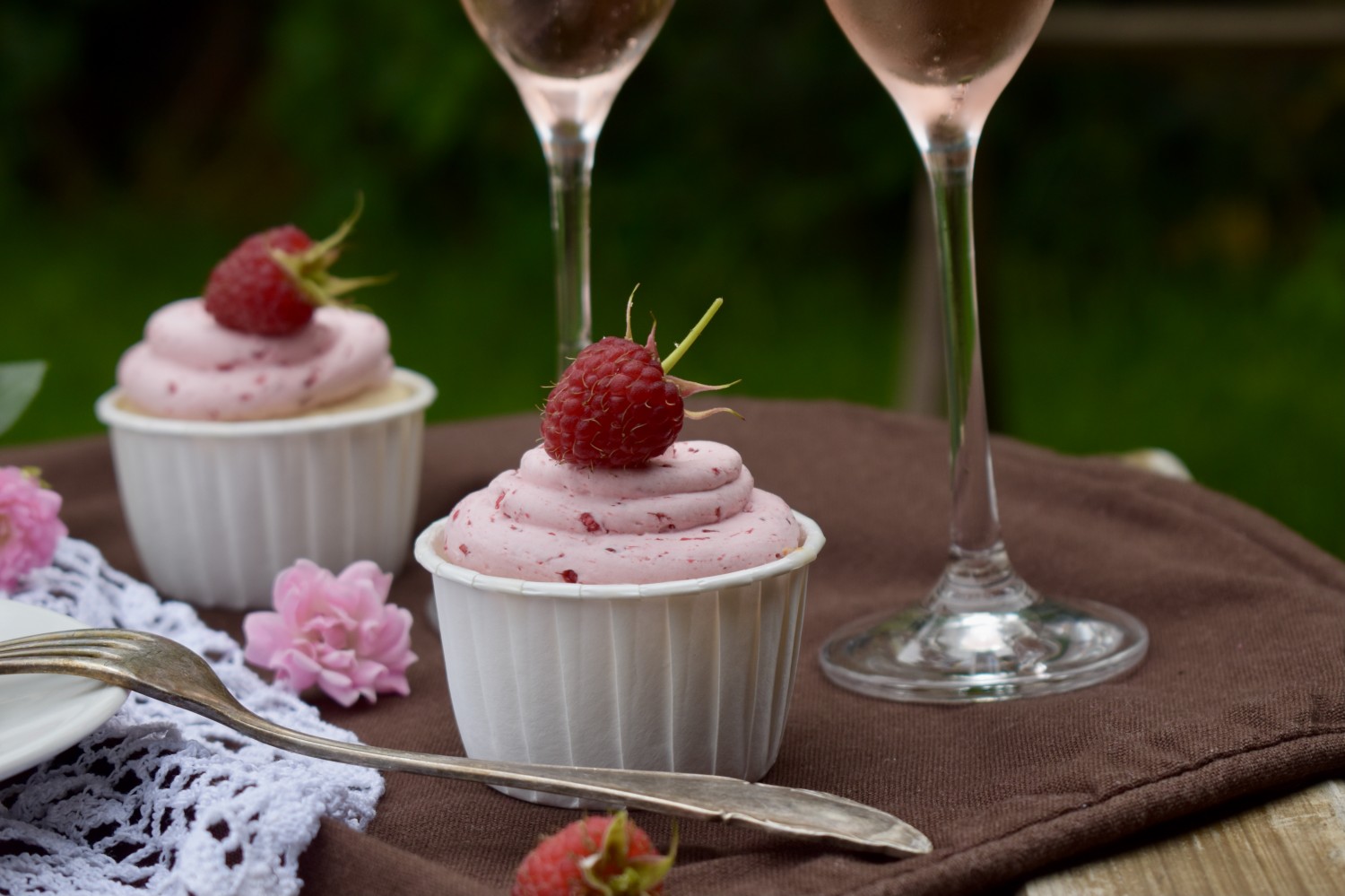 malinove-cupcakes-s-perlivym-vinem