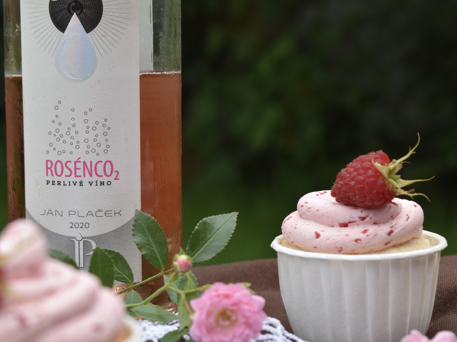 Malinove-cupcakes-s-perlivym-vinem