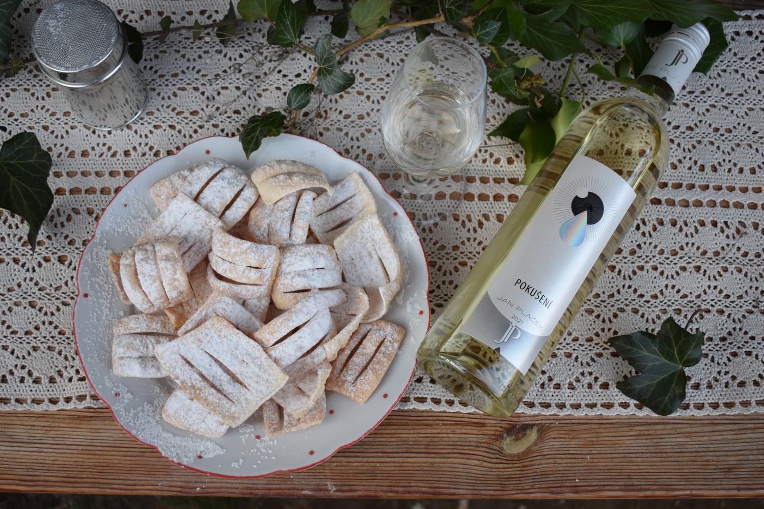 Bozi-milosti-s-bilym-vinem