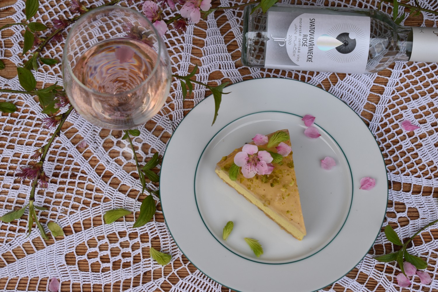 Pistaciovy-cheesecake-s-ruzovym-vinem