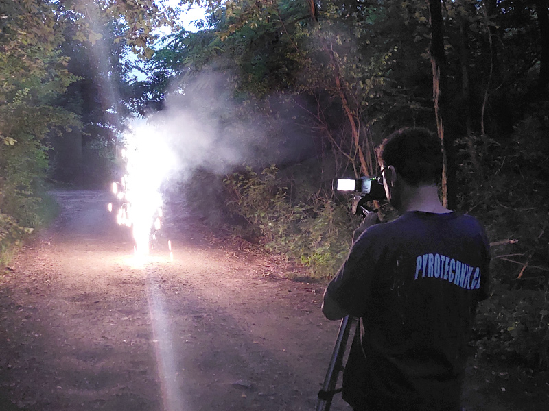 zkoušení pyrotechniky a natáčení videa