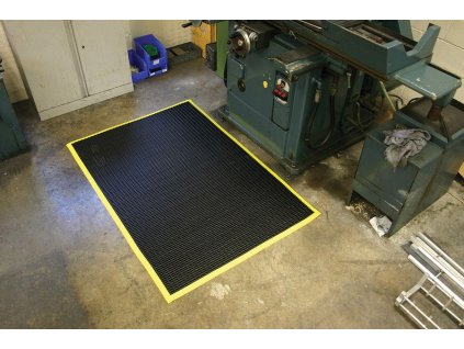 Černo-žlutá univerzální protiskluzová olejivzdorná průmyslová rohož (mřížka 22 x 10 mm) - 120 x 60 x 1,2 cm