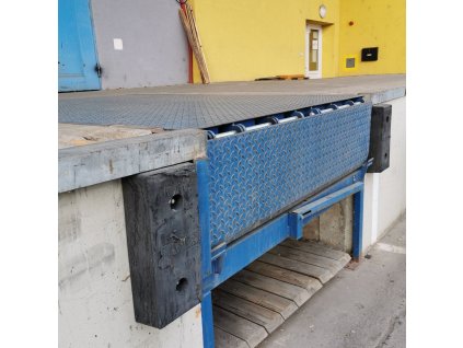 Černý gumový doraz na rampu FLOMA - 50 x 16,5 cm a tloušťka 10 cm