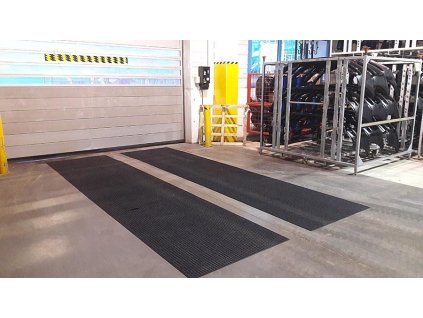 Černá textilní extra odolná čistící vstupní rohož pro vysokozdvižné vozíky FLOMA Lift Truck - 115 x 170 x 0,63 cm