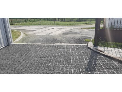 Černá plastová zátěžová zatravňovací dlažba ProGrass MAX, FLOMA - 22,5 x 22,5 x 6 cm