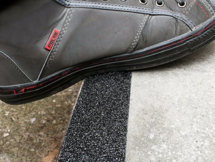 Černá korundová protiskluzová páska FLOMA Extra Super - 18,3 m x 2,5 cm a tloušťka 1 mm