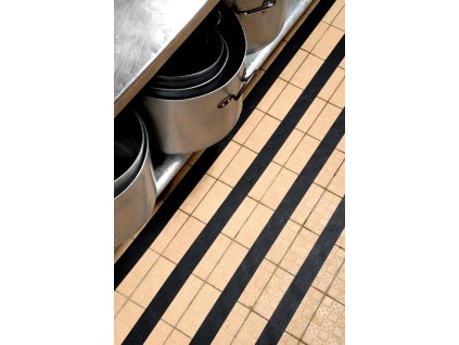Černá plastová voděodolná protiskluzová páska FLOMA Resilient Standard - 18,3 m x 10 cm a tloušťka 1 mm