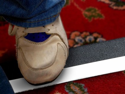 Červená plastová voděodolná protiskluzová páska FLOMA Resilient Standard - 18,3 m x 2,5 cm a tloušťka 1 mm