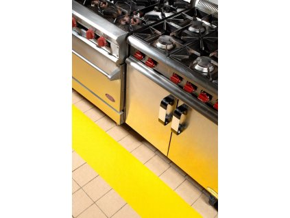 Žlutá plastová voděodolná protiskluzová páska FLOMA Resilient Standard - 18,3 m x 2,5 cm a tloušťka 1 mm