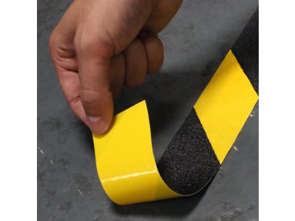 Černo-žlutá korundová snímatelná protiskluzová páska FLOMA Hazard Standard Removable - 18,3 m x 2,5 cm a tloušťka 0,7 mm