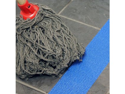 Modrá korundová voděodolná protiskluzová páska FLOMA Marine - 18,3 m x 2,5 cm a tloušťka 1 mm