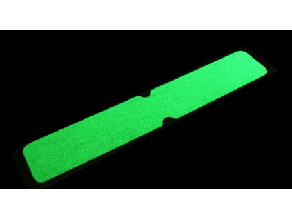 Hliníkový protiskluzový fotoluminiscenční nášlap na schody FLOMA Hazard Glow in the Dark - 63,5 x 12 x 4,5 cm a tloušťka 1,6 mm