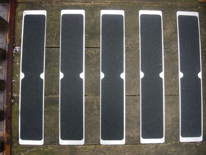 Bílá náhradní protiskluzová páska pro hliníkové nášlapy FLOMA Standard - 63,5 x 11,5 cm a tloušťka 0,7 mm
