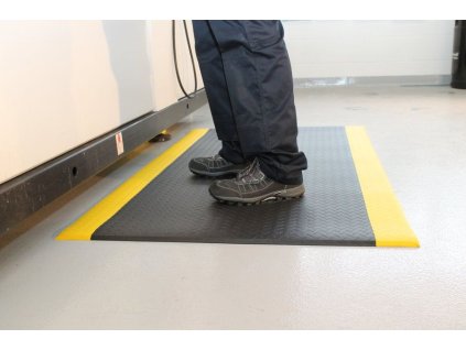 Černo-žlutá gumová protiskluzová protiúnavová průmyslová rohož - 600 x 90 x 0,9 cm