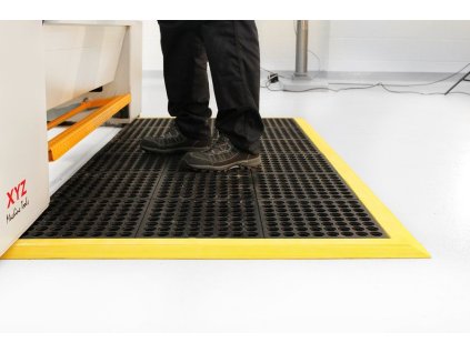 Černá gumová protiúnavová protiskluzová děrovaná průmyslová rohož (100% nitrilová pryž) Fatigue - 90 x 90 x 1,8 cm