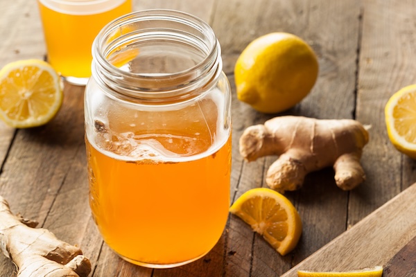 Házi erjesztett nyers Kombucha tea készen áll az ivásra