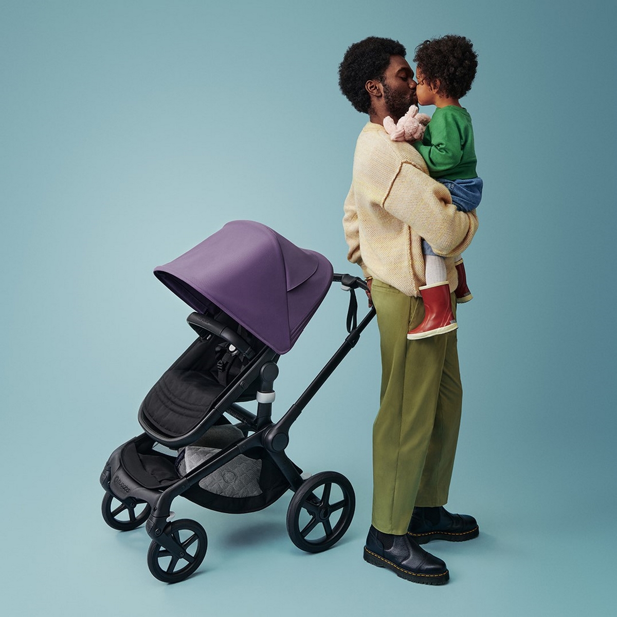 16x9-bugaboo-lifestyle-dad-seat-carrying-toddler-0119