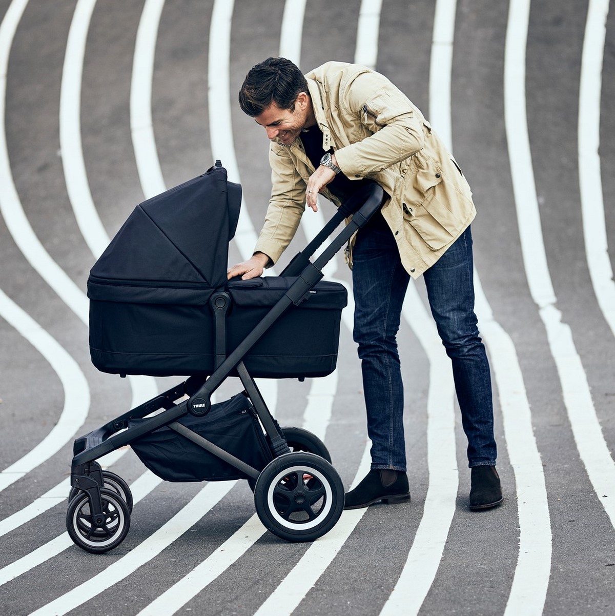 small-thule-sleek-bassinet-blackonblack-ls-copenhagen-portrait-181017-11176