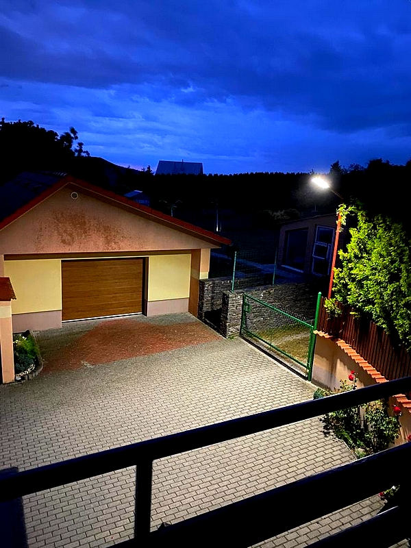 ledsolarnalampanavyloznik_svietiaca