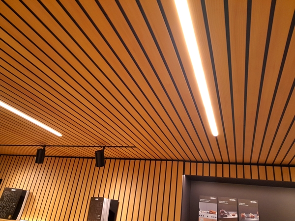 kuchyna_drevenystrop_ledosvetlenie