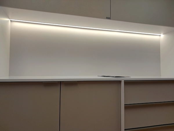 kuchyna_setrimelektrinu_ledosvetlenie