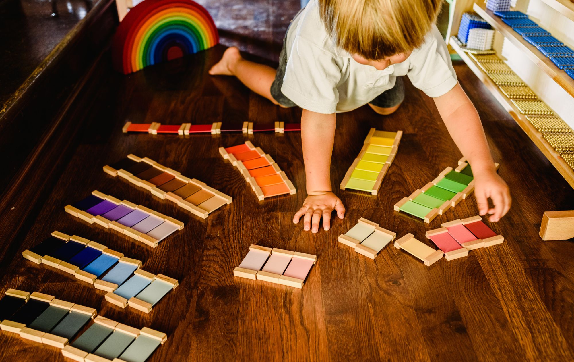 Montessori přístup: Hračky, hry a školy