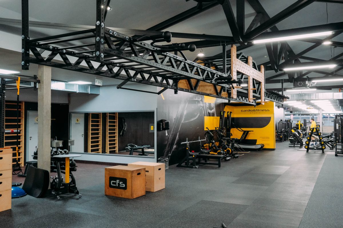 Zariadená posilňovňa náradím na cvičenie Forward Fitness