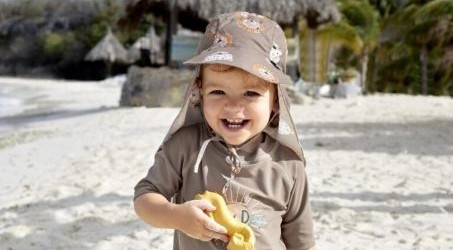 Dítě s kloboučkem LÄSSIG Sun Protection Flap Hat Gold na procházce